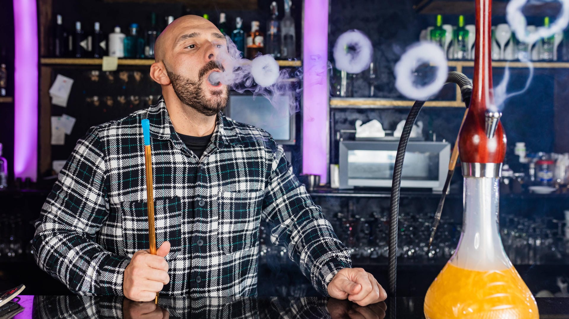 Mann raucht Shisha (Symbolbild): Die Branche hat mit einem schlechten Image zu kämpfen.