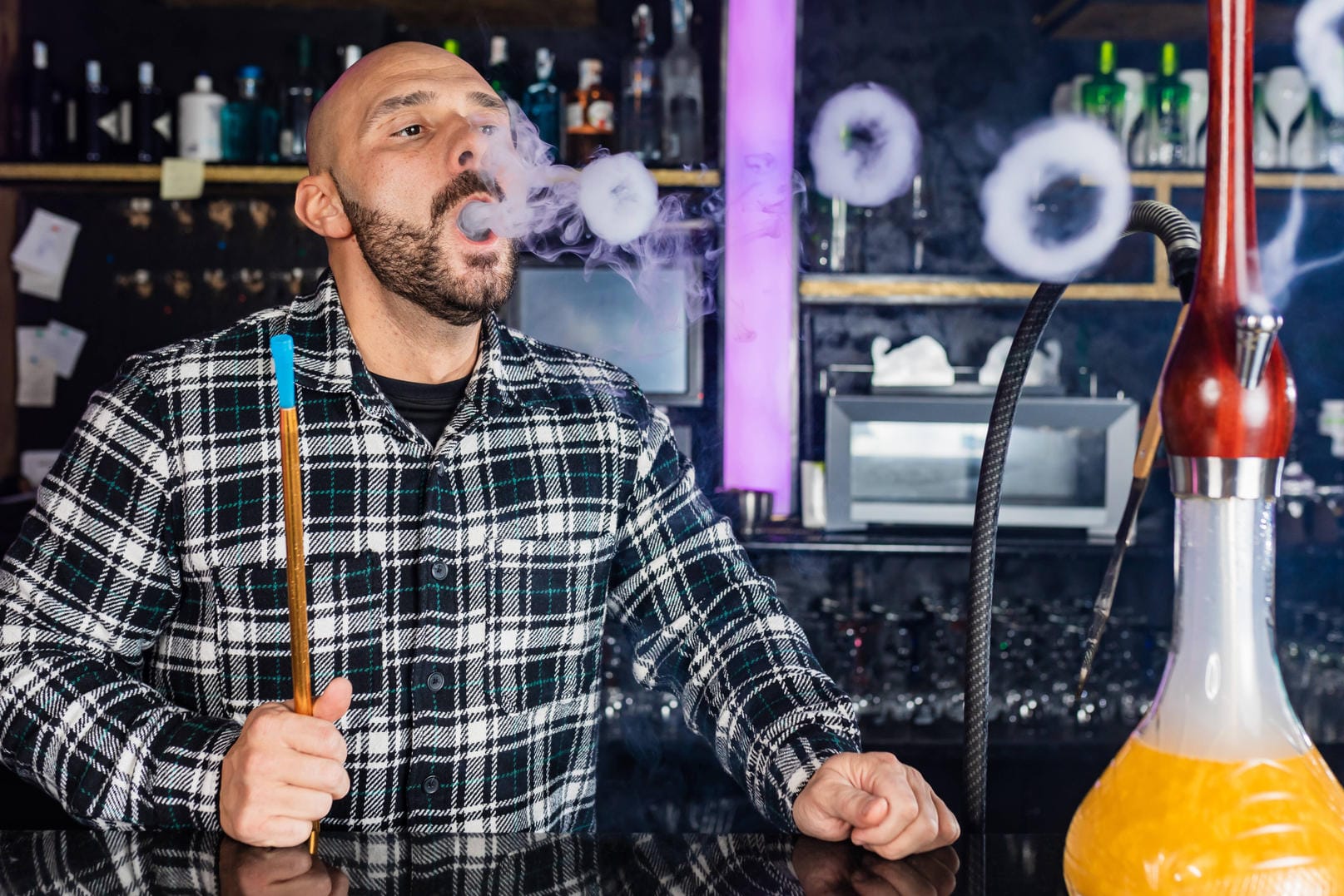Mann raucht Shisha (Symbolbild): Die Branche hat mit einem schlechten Image zu kämpfen. Mann raucht Shisha (Symbolbild): Die Branche hat mit einem schlechten Image zu kämpfen.
