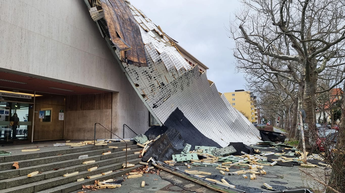 Der Sturm riss Dachteile vom Berliner Charité-Klinikum ab.