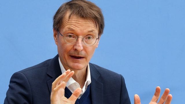 Bundesgesundheitsminister Karl Lauterbach während einer Pressekonferenz zum Infektionsgeschehen und zur Impfentwicklung. Bundesgesundheitsminister Karl Lauterbach während einer Pressekonferenz zum Infektionsgeschehen und zur Impfentwicklung.