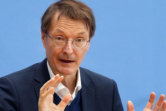 Bundesgesundheitsminister Karl Lauterbach während einer Pressekonferenz zum Infektionsgeschehen und zur Impfentwicklung.