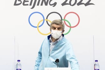 IOC-Präsident Thomas Bach bei der Pressekonferenz in Peking.