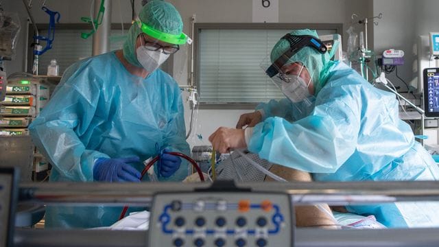 Intensiv-Pflegekräfte versorgen einen schwer an Corona erkrankten Patienten auf der Intensivstation des Klinikums in Fulda. Intensiv-Pflegekräfte versorgen einen schwer an Corona erkrankten Patienten auf der Intensivstation des Klinikums in Fulda.