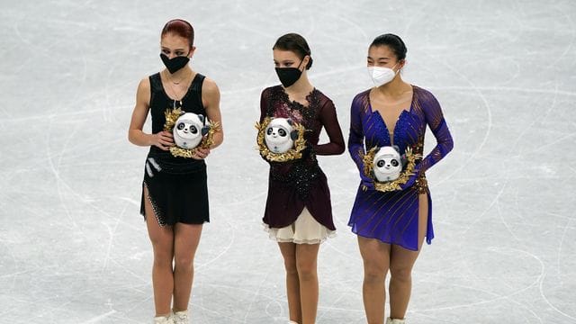 Die Russin Alexandra Trusowa (l) hatte Silber im Eiskunstlaufen gewonnen.