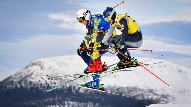 Skicrosser Daniel Bohnacker (l) in Aktion.