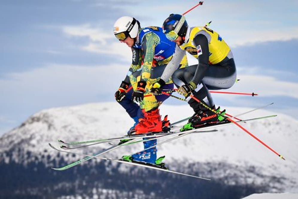 Skicrosser Daniel Bohnacker (l) in Aktion.