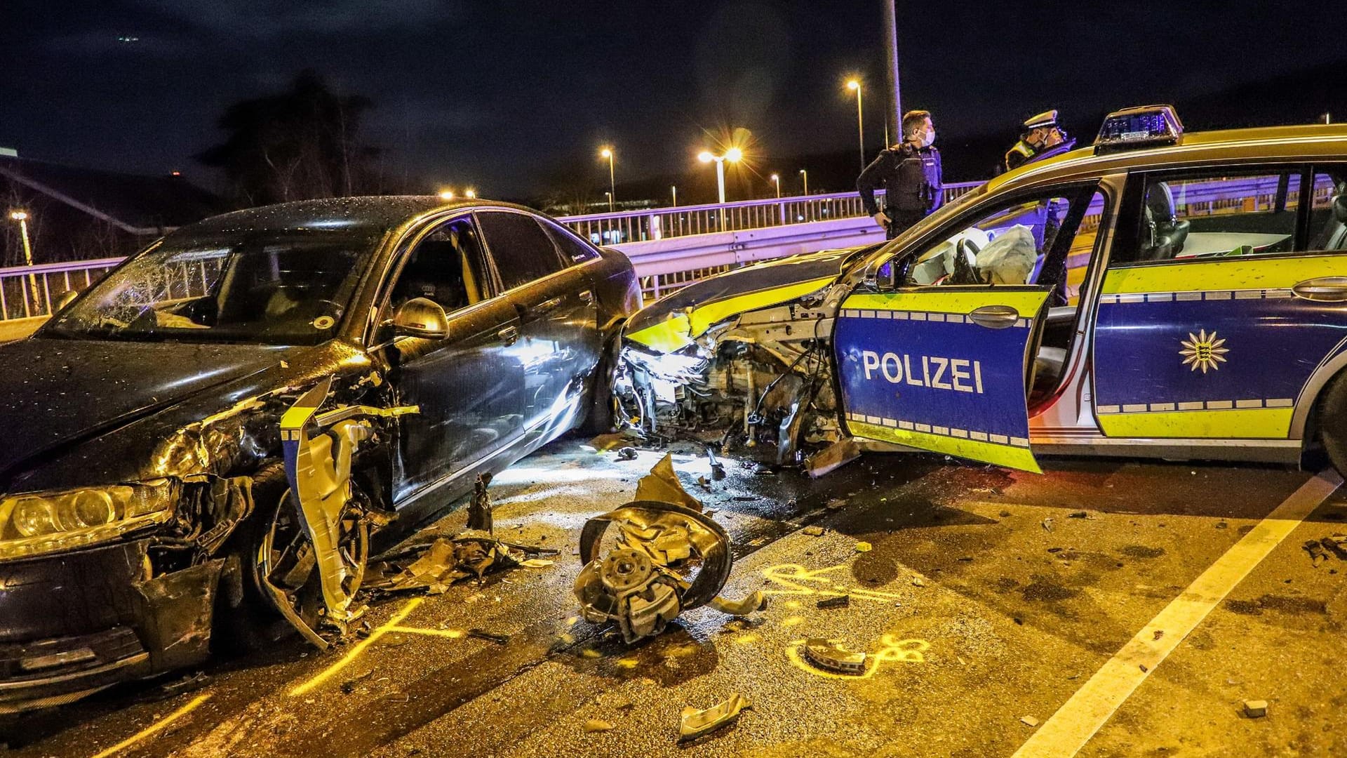 Der Streifenwagen und der Audi nach dem schweren Unfall: Bei der Kollision wurden mehrere Personen verletzt. Der Streifenwagen und der Audi nach dem schweren Unfall: Bei der Kollision wurden mehrere Personen verletzt.