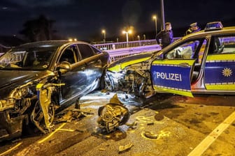 Der Streifenwagen und der Audi nach dem schweren Unfall: Bei der Kollision wurden mehrere Personen verletzt.
