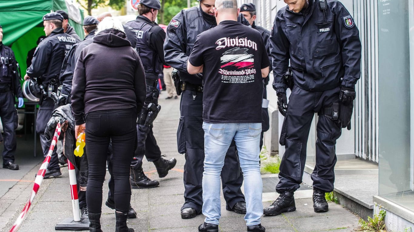 Die Polizei kontrolliert einen Teilnehmer einer Demo der Partei Die Rechte (Archivbild): Dortmund gilt als Hochburg der Neonazi-Partei.