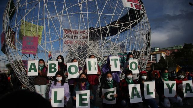 "Legal Abtreibung jetzt": Frauen protestieren für ein Recht auf Abtreibung in Quito.