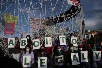 "Legal Abtreibung jetzt": Frauen protestieren für ein Recht auf Abtreibung in Quito.