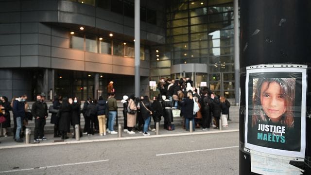 Menschen vor dem Gerichtsgebäude in Grenoble: Die Staatsanwaltschaft fordert für den Angeklagten eine lebenslange Haftstrafe. Menschen vor dem Gerichtsgebäude in Grenoble: Die Staatsanwaltschaft fordert für den Angeklagten eine lebenslange Haftstrafe.