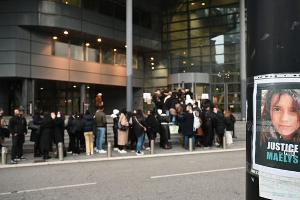 Menschen vor dem Gerichtsgebäude in Grenoble: Die Staatsanwaltschaft fordert für den Angeklagten eine lebenslange Haftstrafe.