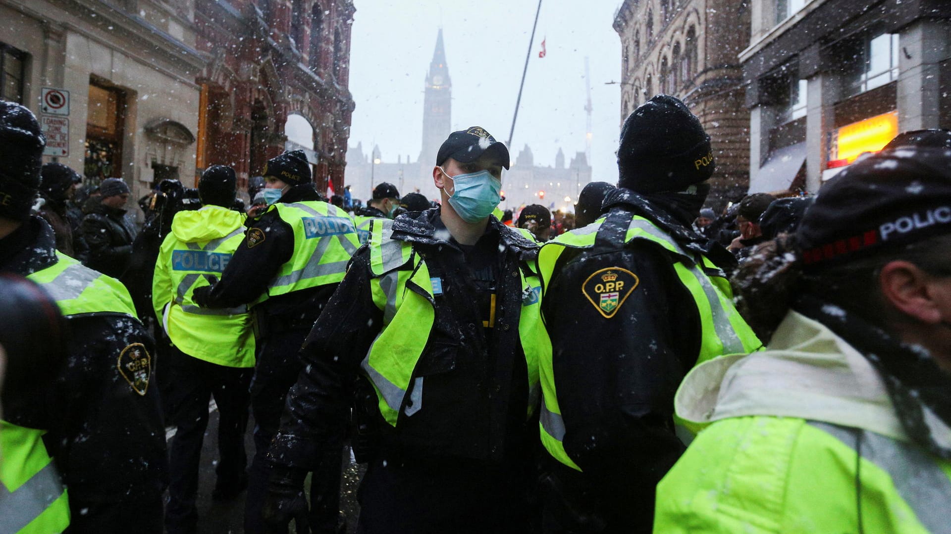 Polizei bei den Protesten in Ottawa: Trudeau hatte sich am Montag auf Notstandsbefugnisse berufen, um gegen die Protestkonvois vorzugehen.