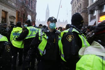 Polizei bei den Protesten in Ottawa: Trudeau hatte sich am Montag auf Notstandsbefugnisse berufen, um gegen die Protestkonvois vorzugehen.