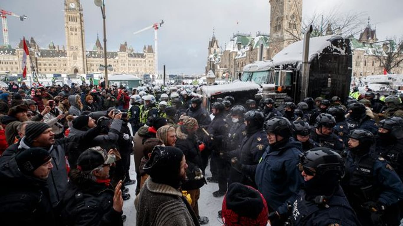 Nach wochenlanger Blockade von Kanadas Hauptstadt Ottawa wegen der Corona-Politik der Regierung greift die Polizei nach eigenen Angaben nun durch.