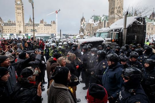 Nach wochenlanger Blockade von Kanadas Hauptstadt Ottawa wegen der Corona-Politik der Regierung greift die Polizei nach eigenen Angaben nun durch.