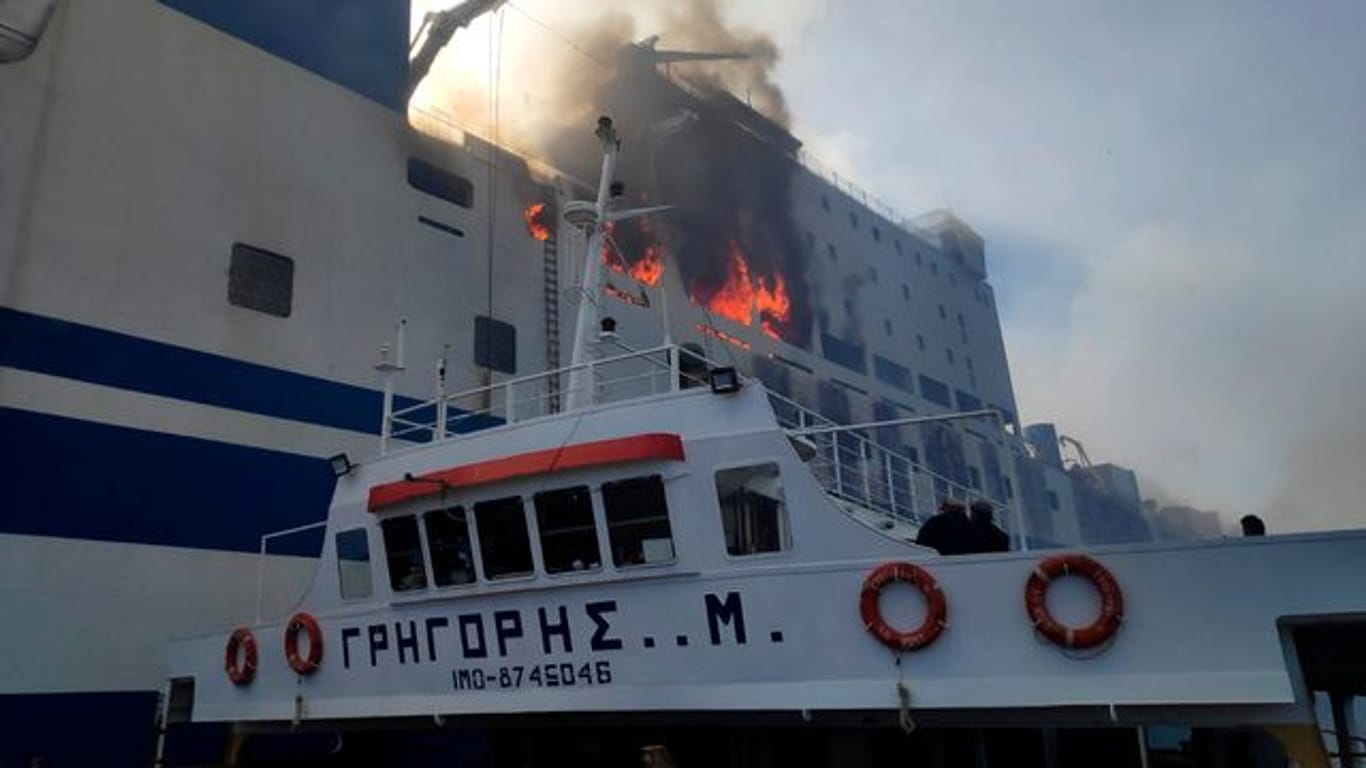Ein Schiff nähert sich der brennenden Autofähre "Euroferry Olympia" vor Korfu.