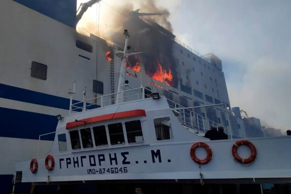 Ein Schiff nähert sich der brennenden Autofähre "Euroferry Olympia" vor Korfu.
