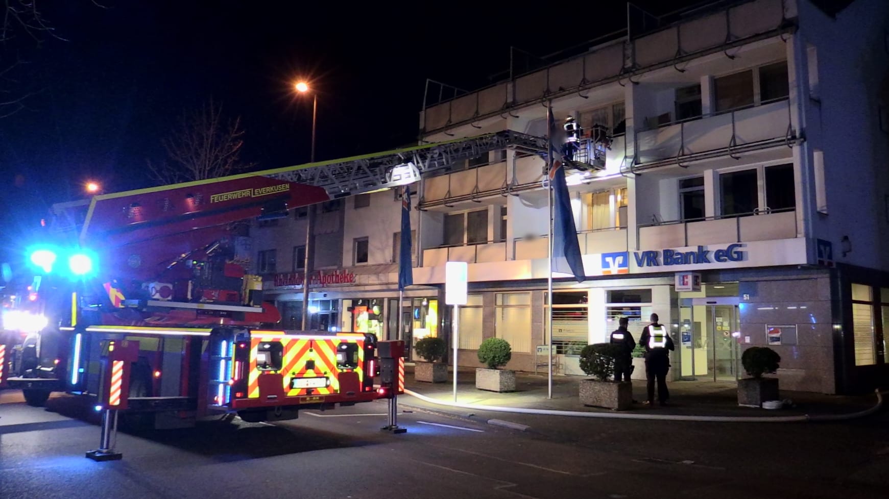 Die Feuerwehr rettet Menschen aus dem Haus: Bei dem Brand gab es mehrere Verletzte. Die Feuerwehr rettet Menschen aus dem Haus: Bei dem Brand gab es mehrere Verletzte.