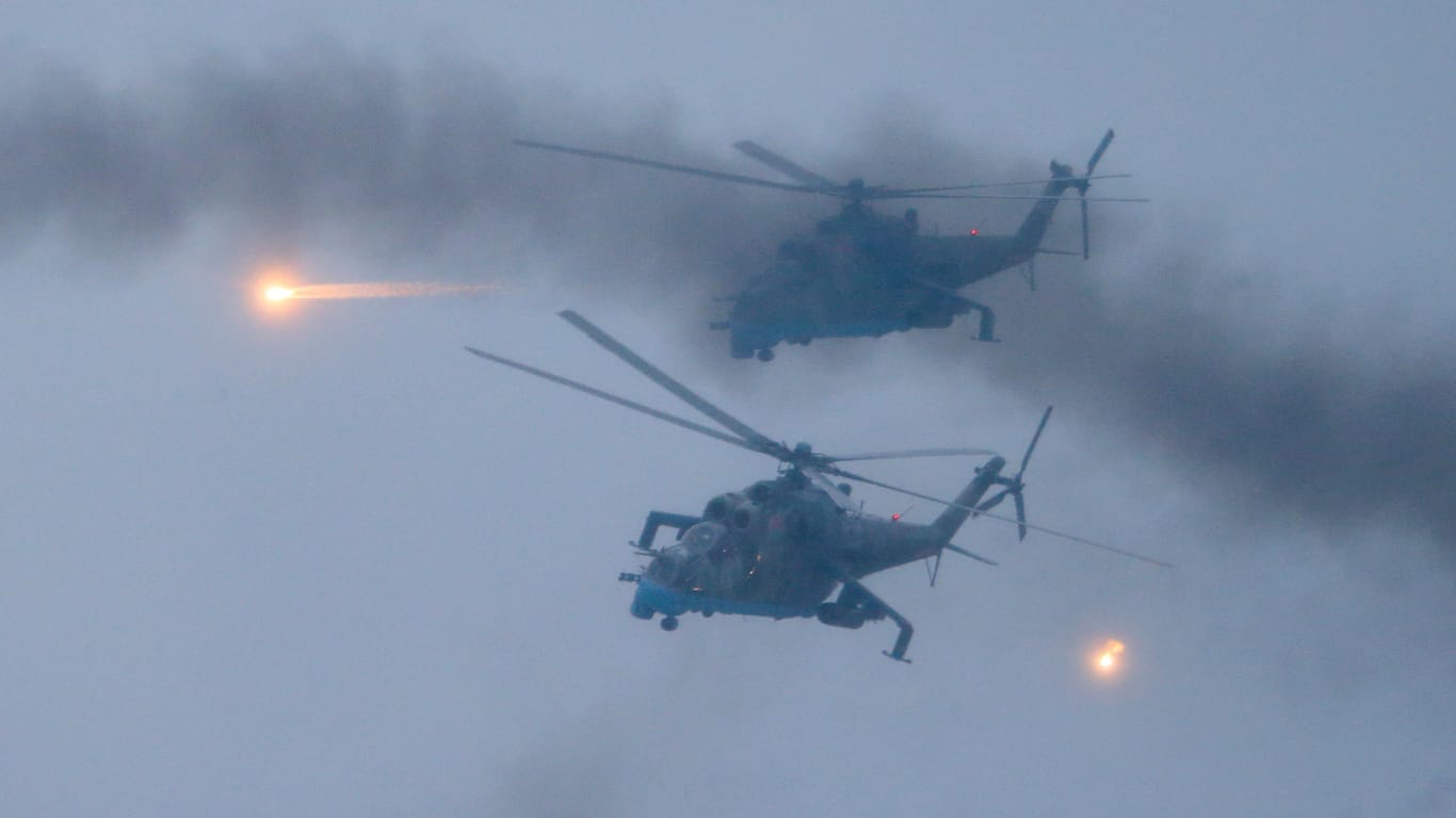 Ein Militärübung von Russland und Belarus: Russland hat bis zu 130.000 Soldaten an der Grenze zur Ukraine stationiert.