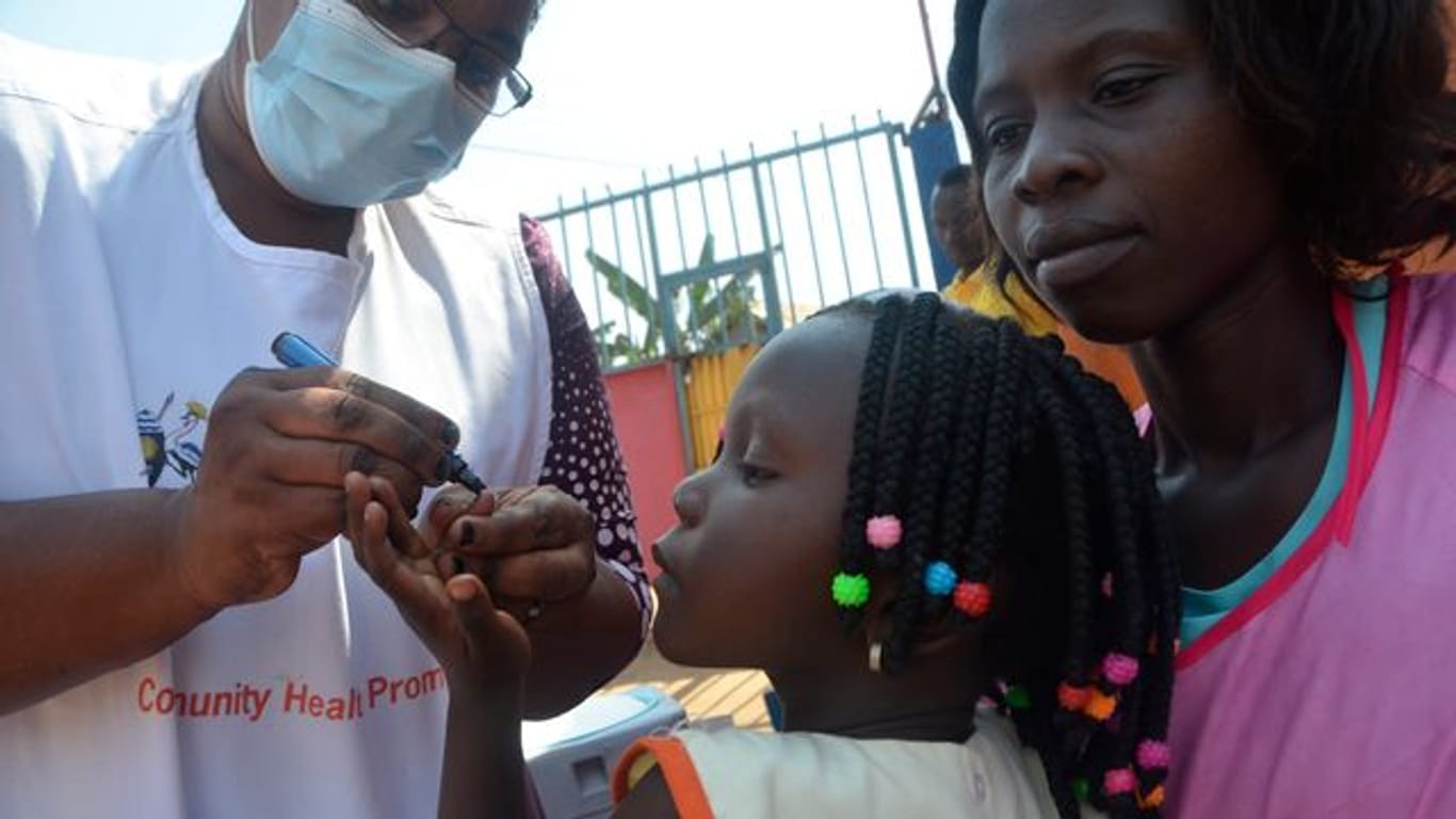 Der Finger eines Kindes wird markiert, nachdem es eine Impfung gegen Polio erhalten hat.