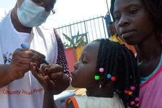 Der Finger eines Kindes wird markiert, nachdem es eine Impfung gegen Polio erhalten hat.