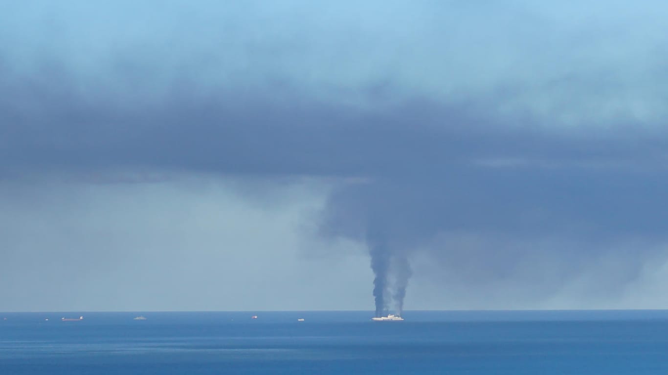 Feuer auf Autofähre nahe Korfu: Rund 240 Passagiere und 50 Besatzungsmitglieder waren auf dem Schiff.