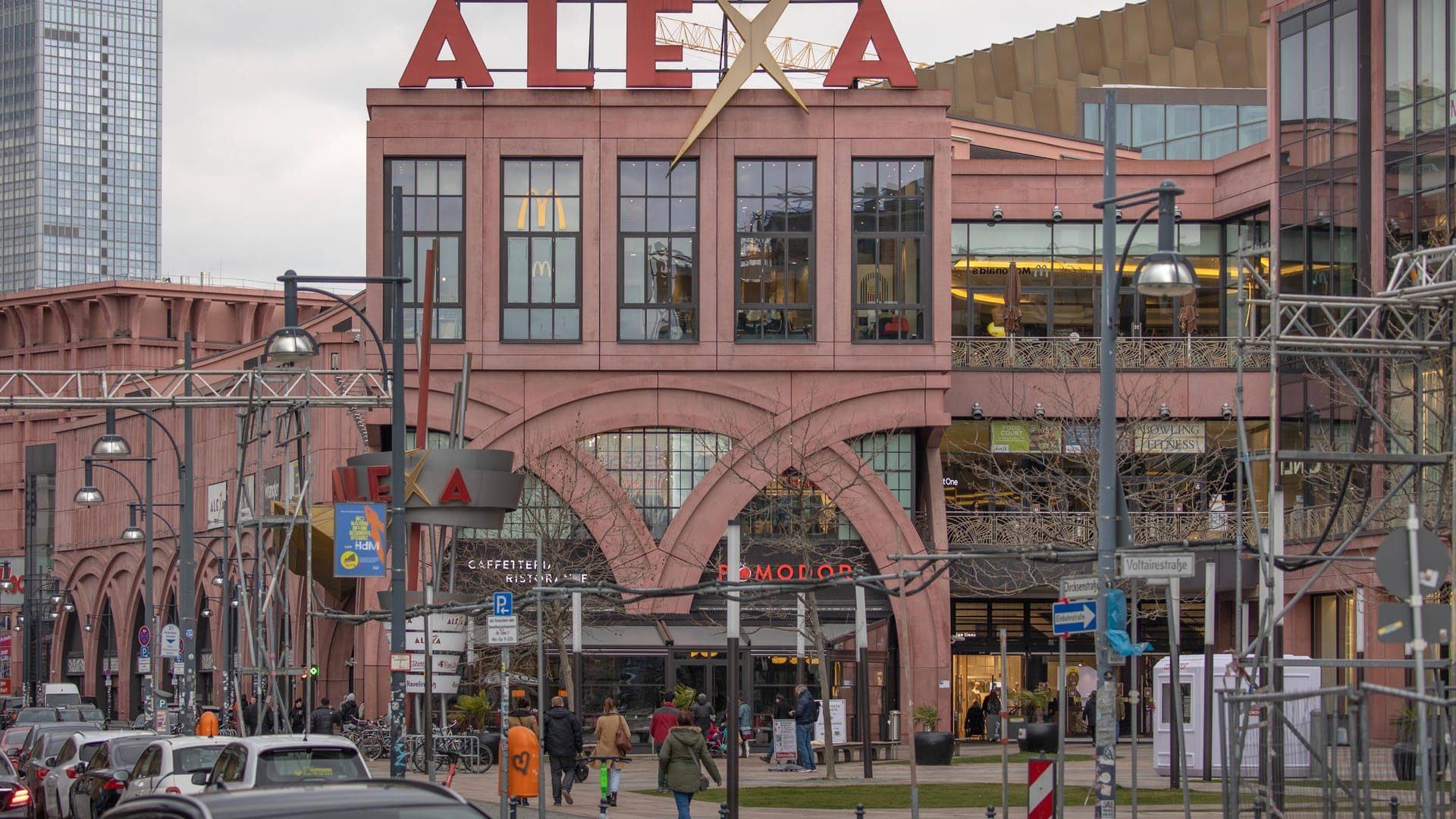 Das Alexa-Einkaufszentrum am Berliner Alexanderplatz (Symbolbild): Ohne Nachweis können Menschen in der Hauptstadt wieder shoppen gehen. Das Alexa-Einkaufszentrum am Berliner Alexanderplatz (Symbolbild): Ohne Nachweis können Menschen in der Hauptstadt wieder shoppen gehen.
