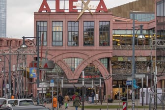 Das Alexa-Einkaufszentrum am Berliner Alexanderplatz (Symbolbild): Ohne Nachweis können Menschen in der Hauptstadt wieder shoppen gehen.