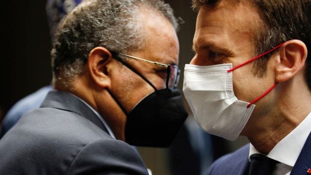 Der französische Präsident Emmanuel Macron (r) und WHO-Generaldirektor Tedros Adhanom Ghebreyesus vor der Pressekonferenz zum EU-Afrika-Gipfel.