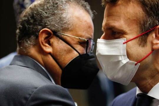 Der französische Präsident Emmanuel Macron (r) und WHO-Generaldirektor Tedros Adhanom Ghebreyesus vor der Pressekonferenz zum EU-Afrika-Gipfel.