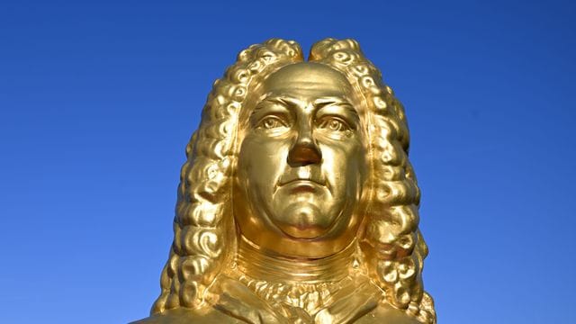 Eine goldfarbene Büste des Komponisten Georg Friedrich Händel.