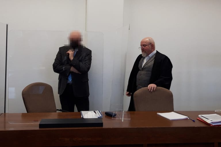 Ungewohnter Platz beim Prozess im Gerichtssaal: Ein pensionierter Oberstaatsanwalt (links) musste selbst als Angeklagter im Strafverfahren erscheinen.