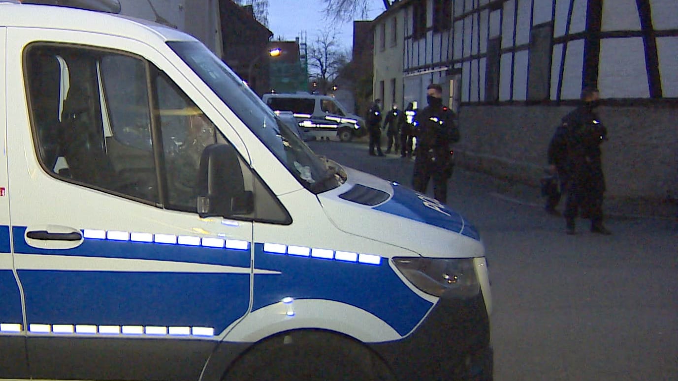 Beamte vor einem der durchsuchten Objekte: Es geht um den Verdacht der Impfpassfälschung. Beamte vor einem der durchsuchten Objekte: Es geht um den Verdacht der Impfpassfälschung.