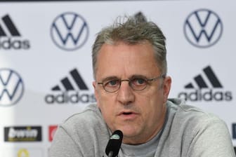 DFB-Arzt Tim Meyer gibt eine Pressekonferenz.