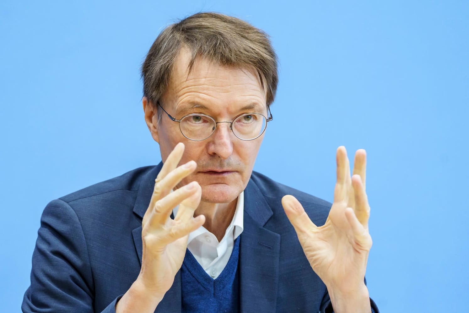 Karl Lauterbach bei der Pressekonferenz: Für den Herbst sei mit möglichen weiteren Corona-Wellen zu rechnen, so der Minister.