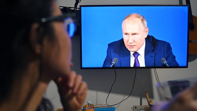 Wladimir Putin bei seiner jährlichen Pressekonferenz kurz vor Weihnachten: Russische Staatsmedien verbreiten aktuell diverse Falschmeldungen zum Ukraine-Konflikt.