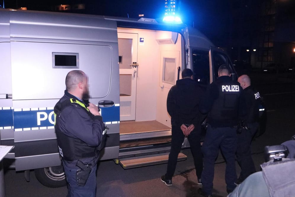 Polizeibeamte nehmen einen Tatverdächtigen in der Neuköllner High-Deck-Siedlung fest: Zwei Autos wurden beschädigt.