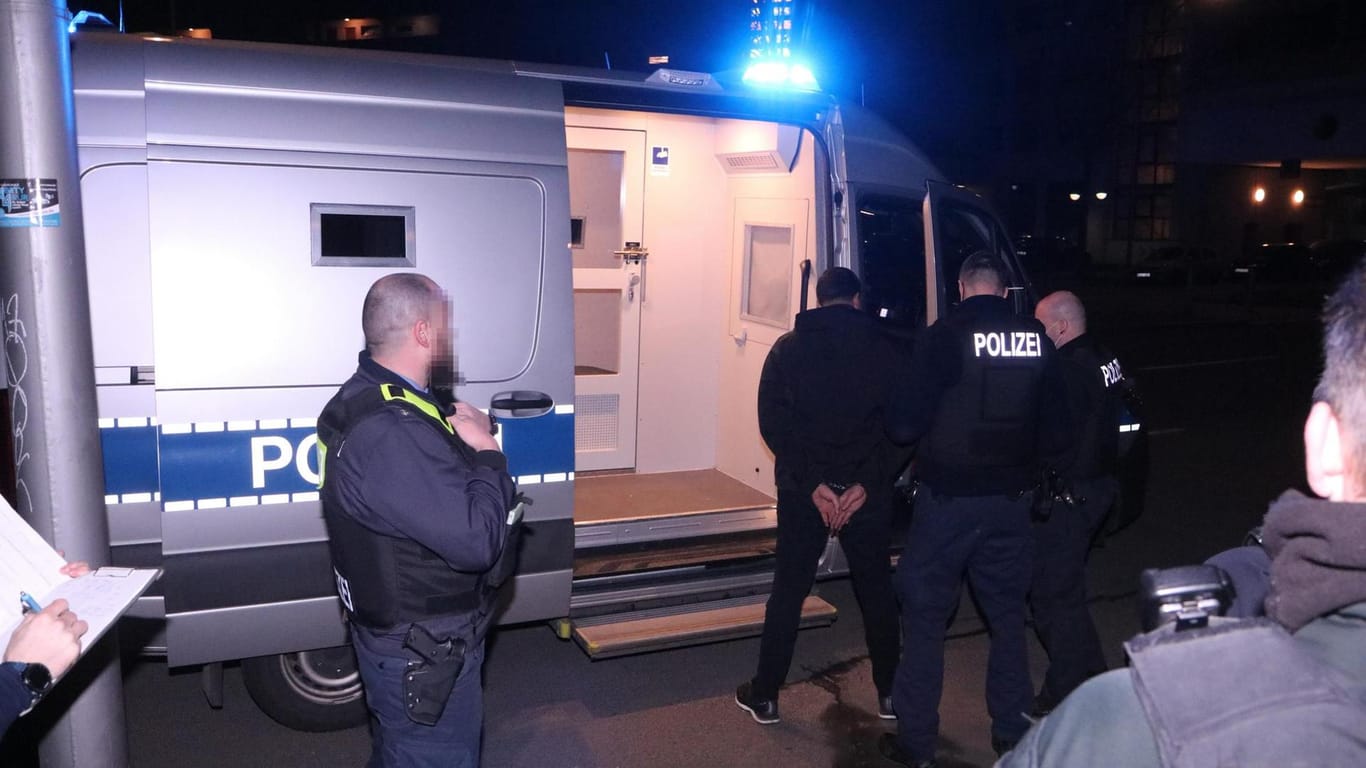 Polizeibeamte nehmen einen Tatverdächtigen in der Neuköllner High-Deck-Siedlung fest: Zwei Autos wurden beschädigt.