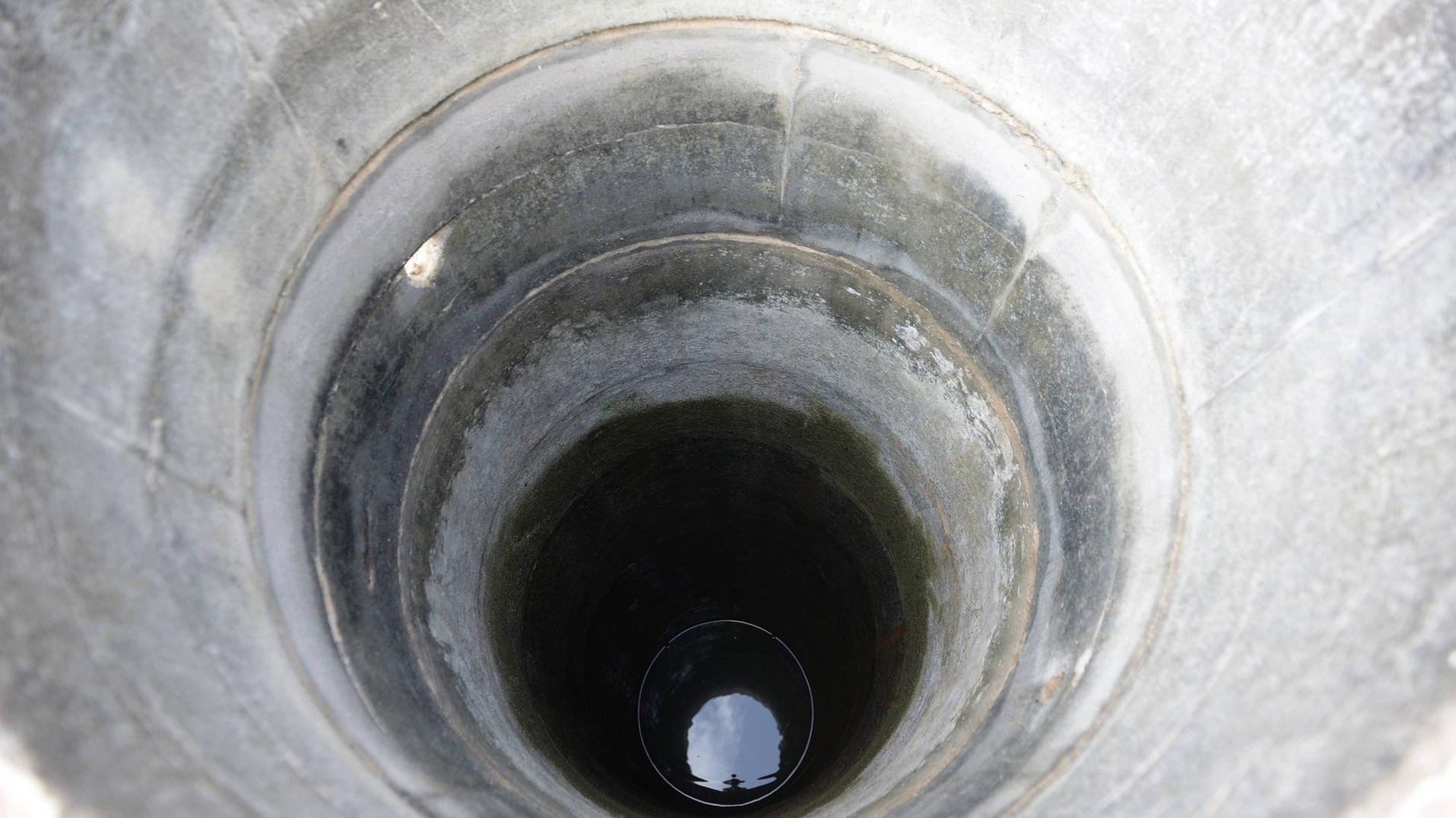 Brunnenschacht: Über einen an einem Seil befestigten Eimer wurde das Kind mit Essen und Wasser versorgt. (Symbolbild) Brunnenschacht: Über einen an einem Seil befestigten Eimer wurde das Kind mit Essen und Wasser versorgt. (Symbolbild)