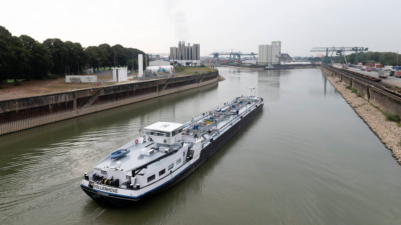 Schiff auf dem Rhein: Den Angaben der Polizei zufolge wurde das Schiff nicht beschädigt. (Archivbild)