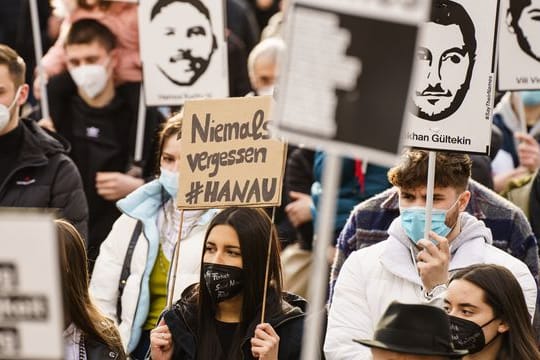 "Hasskriminalität beruht auf strukturellen Diskriminierungen, die tief in Gesellschaften verwurzelt sind.