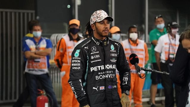 Mercedes-Pilot Lewis Hamilton gibt ein Interview.