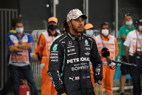 Mercedes-Pilot Lewis Hamilton gibt ein Interview.