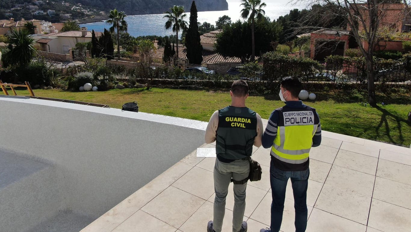 Spanische Ermittler auf Mallorca: Der Gesamtwert der Immobilien, in die die Bande investierte, soll rund 30 Millionen Euro betragen.