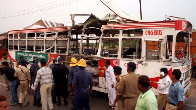 Die Bomben gingen an verschiedenen Orten in der Stadt Ahmedabad im Bundesstaat Gujarat hoch, darunter in Bussen.