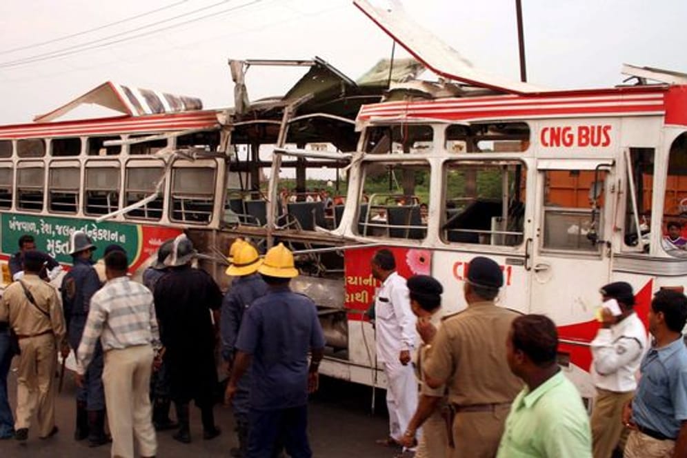 Die Bomben gingen an verschiedenen Orten in der Stadt Ahmedabad im Bundesstaat Gujarat hoch, darunter in Bussen.