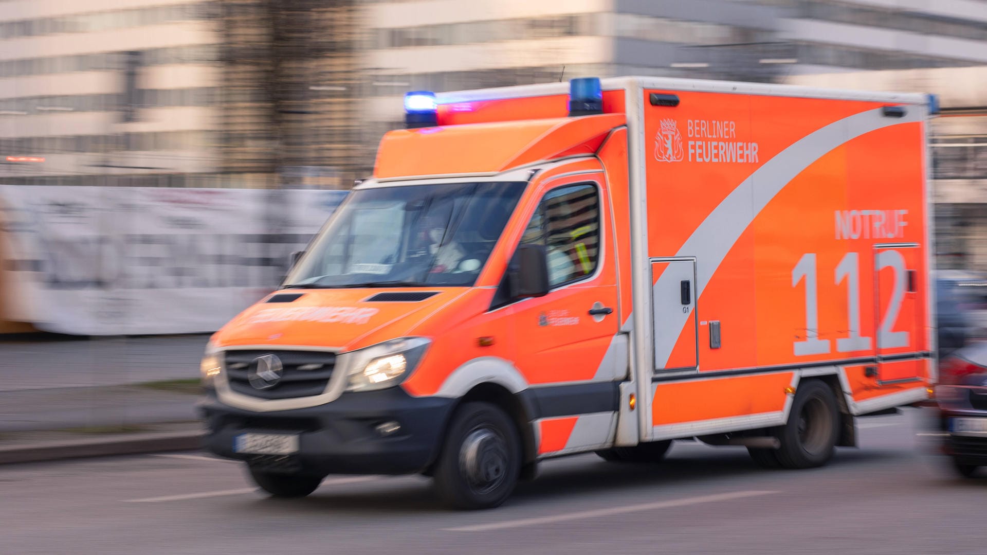 Rettungswagen: Das Mädchen starb im Krankenwagen. Rettungswagen: Das Mädchen starb im Krankenwagen.