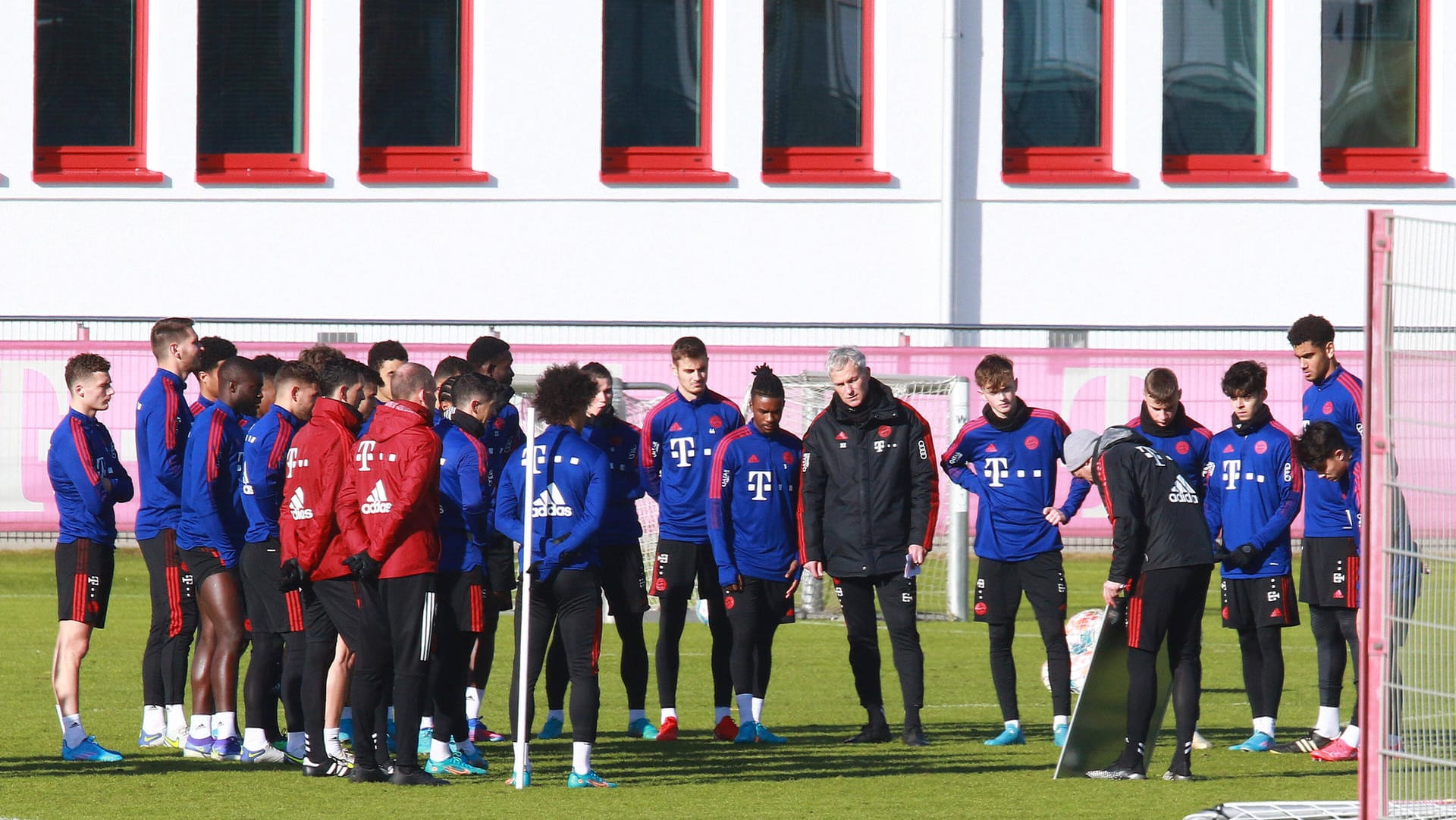 Besprechung des FC Bayern im Training (Symbolbild): Nach einem Bericht stehen Trainingsgelände und Geschäftsstelle an der Säbener Straße auf der Kippe. Besprechung des FC Bayern im Training (Symbolbild): Nach einem Bericht stehen Trainingsgelände und Geschäftsstelle an der Säbener Straße auf der Kippe.